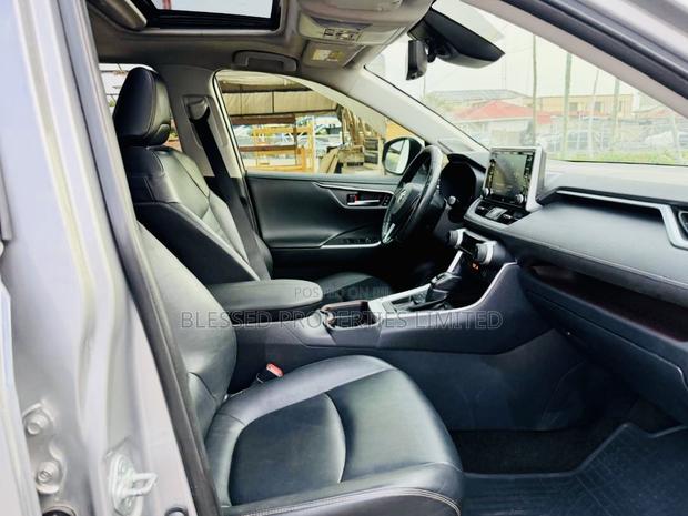 Toyota RAV4 Limited 2021 Gray · Photo 4