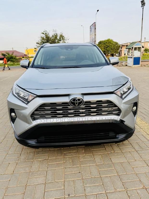 Toyota RAV4 Limited 2021 Gray · Photo 2