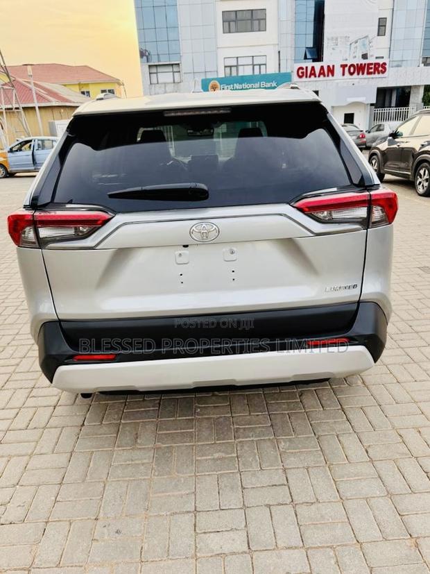Toyota RAV4 Limited 2021 Gray · Photo 5