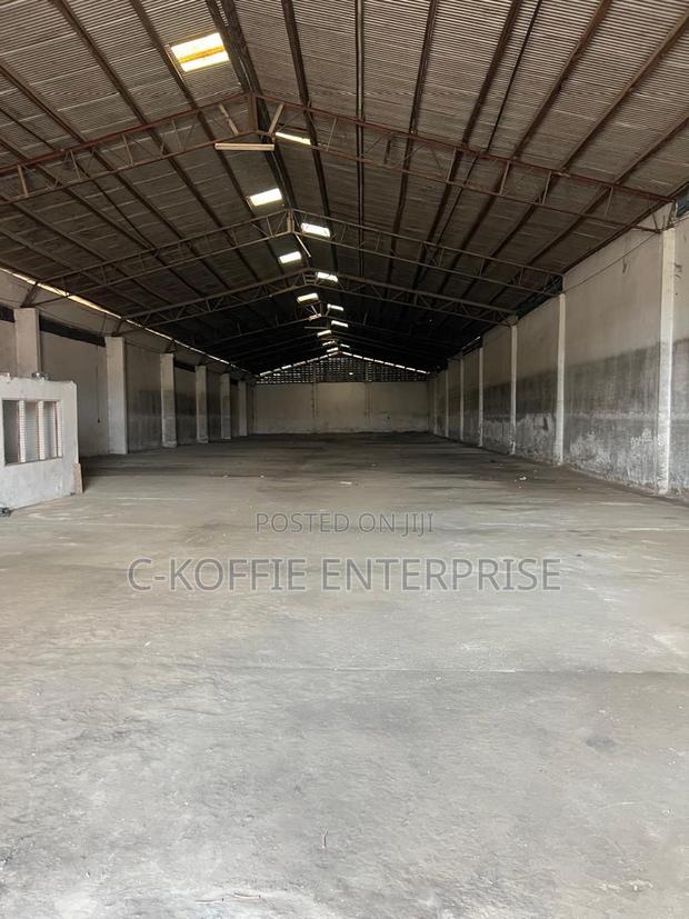 1300 SQM Warehouse at Dzorwulu · Photo 2