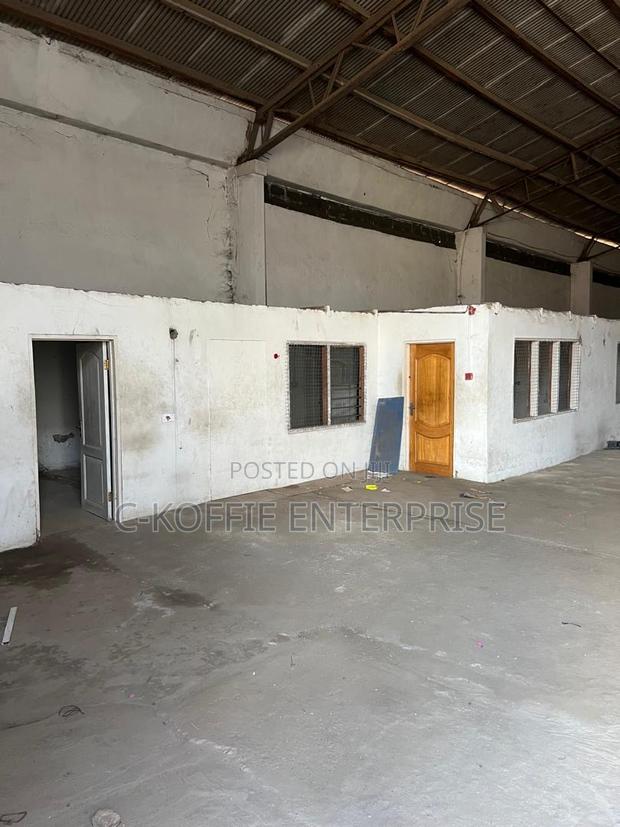 1300 SQM Warehouse at Dzorwulu · Photo 8