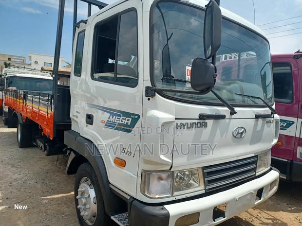 8holes Hyundai Truck · Photo 1