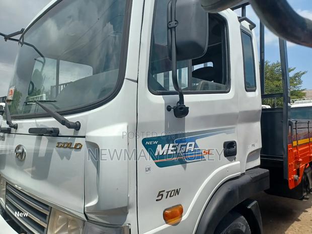 8holes Hyundai Truck · Photo 2