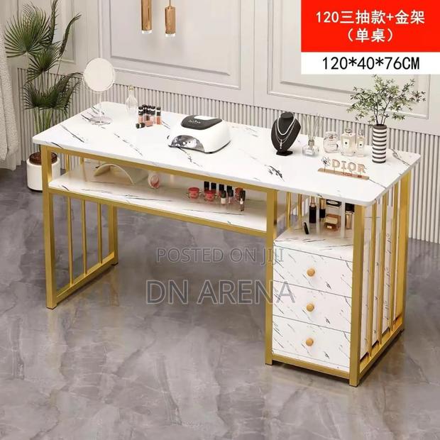 Manicure Table for Nail Tech · Photo 1
