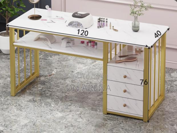 Manicure Table for Nail Tech · Photo 2