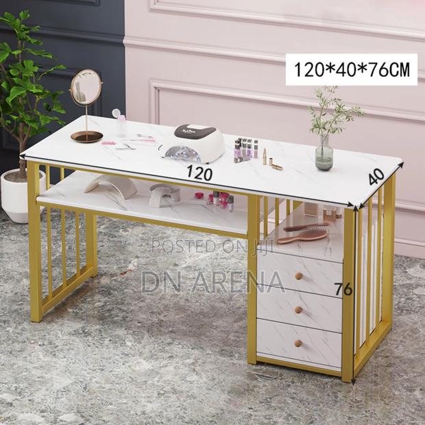 Manicure Table for Nail Tech · Photo 3