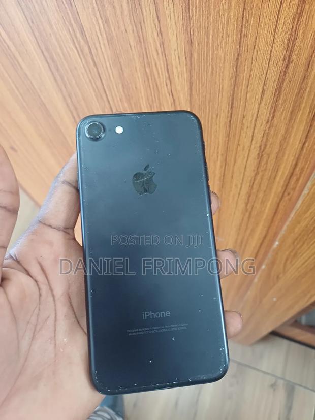Apple iPhone 7 32 GB Black · Photo 1