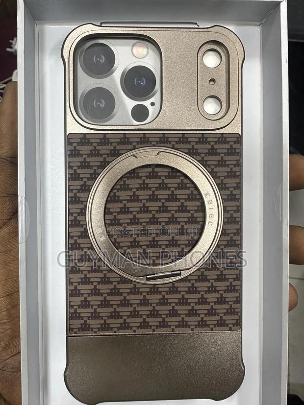 Magnetic iPhone 15pm and 16pm Case · Photo 1