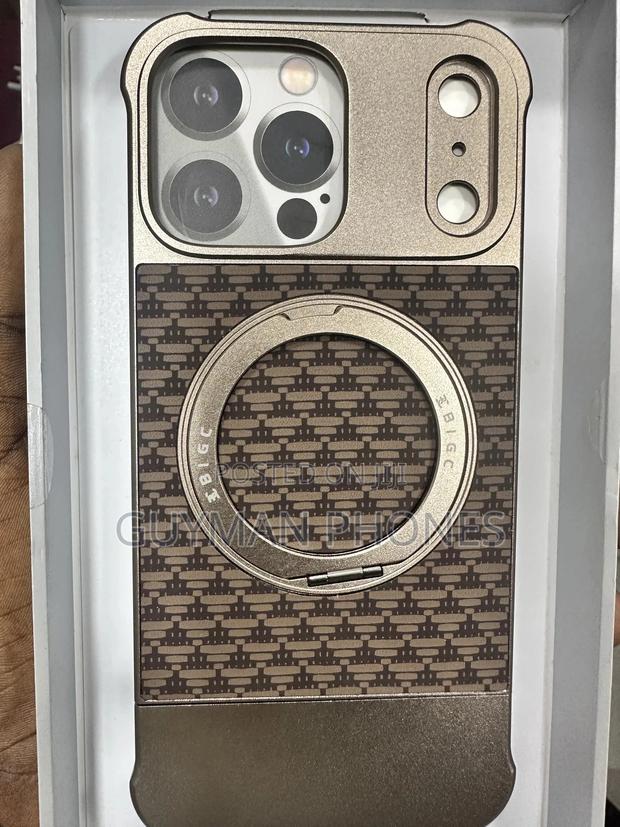 Magnetic iPhone 15pm and 16pm Case · Photo 2