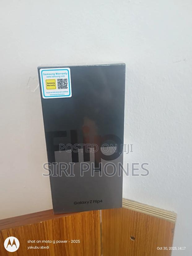 New Samsung Galaxy Z Flip4 256 GB Black · Photo 1
