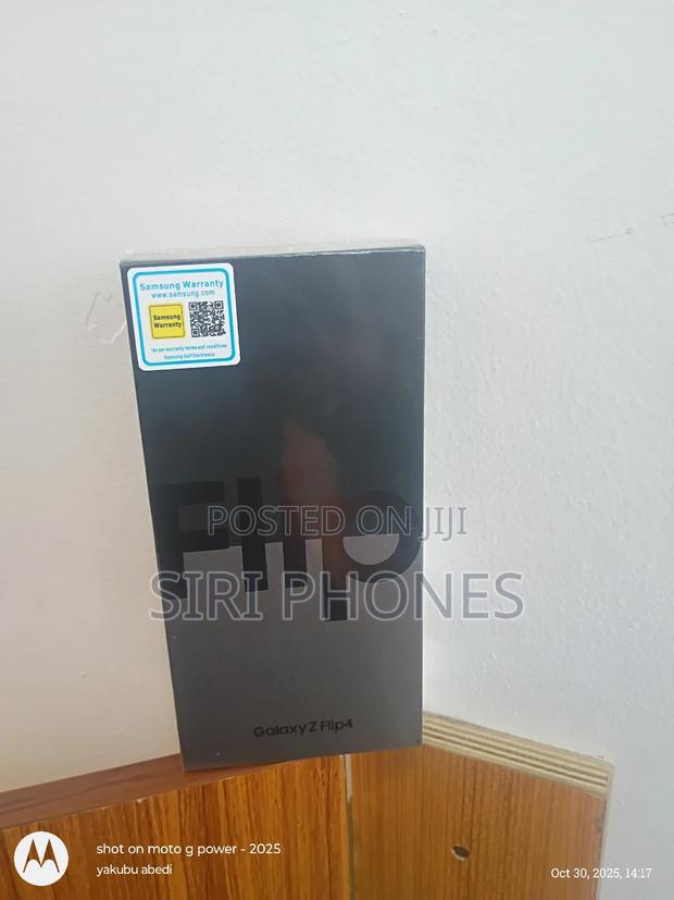 New Samsung Galaxy Z Flip4 256 GB Black · Photo 2
