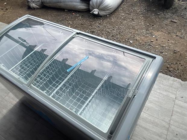 Robust Delron Showcase Freezer · Photo 1