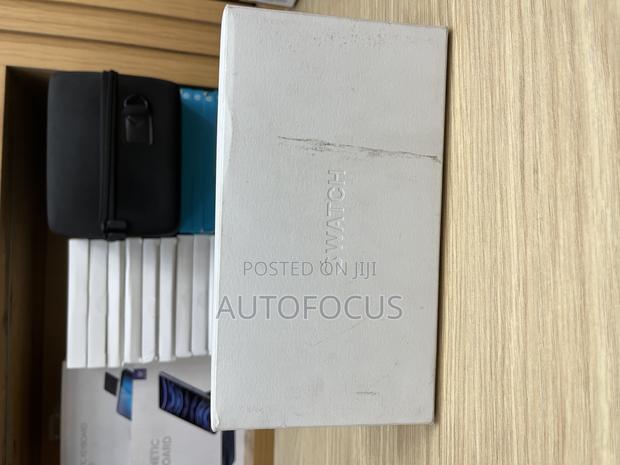 Apple Watch Ultra 2 49mm Natural Titanium · Photo 1