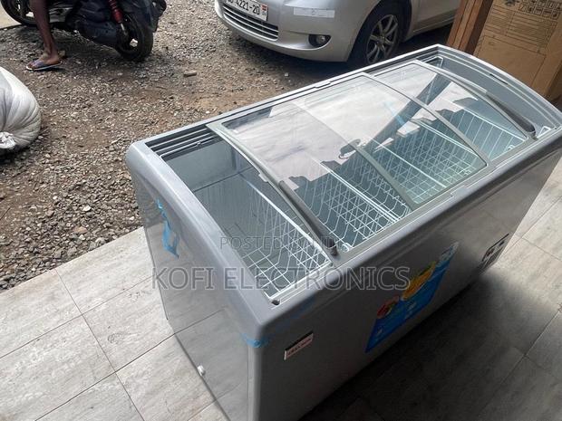 The Colossus's Delron Cradle: Large Display Chest Freezer · Photo 1