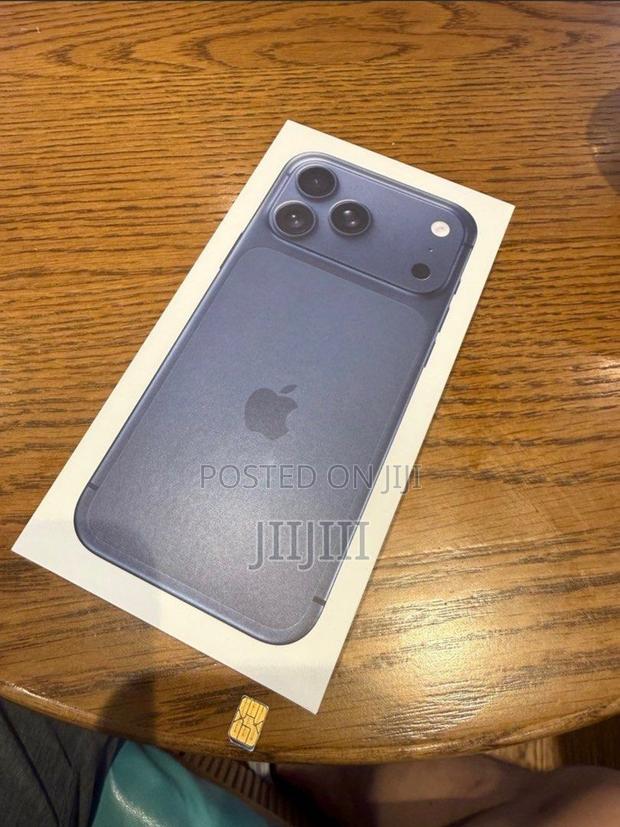 Apple iPhone 17 Pro Max 512 GB Blue · Photo 2