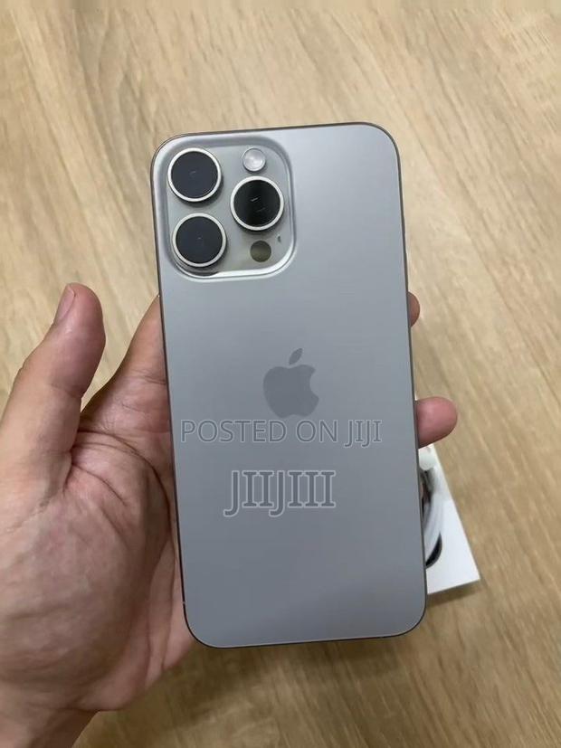 Apple iPhone 15 Pro Max 256 GB Silver · Photo 1