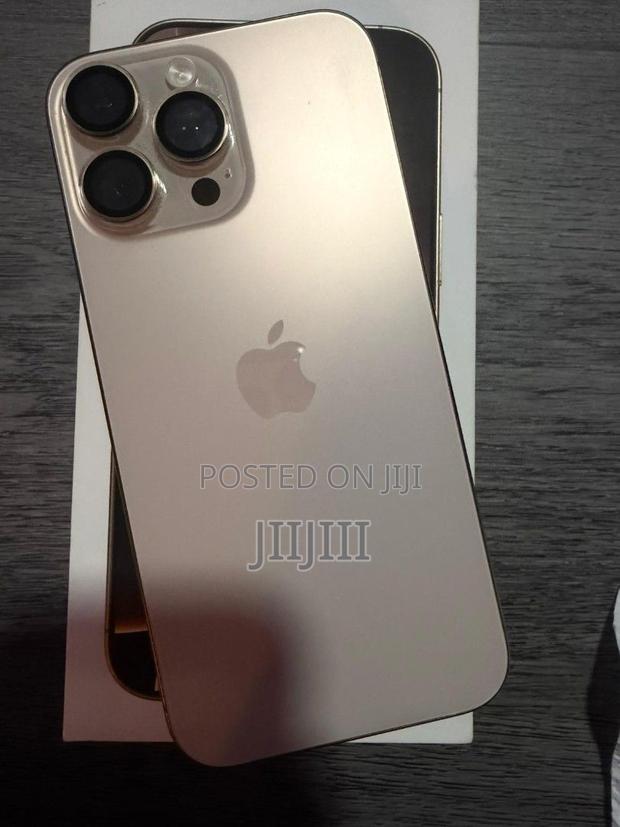 Apple iPhone 16 Pro Max 256 GB Gold · Photo 1