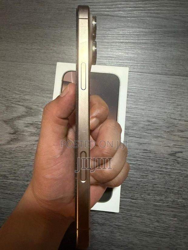 Apple iPhone 16 Pro Max 256 GB Gold · Photo 2