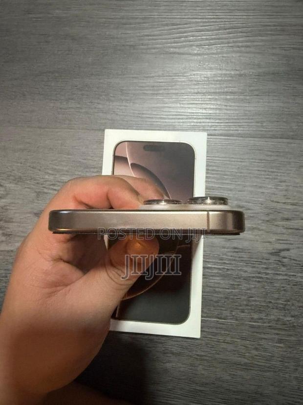 Apple iPhone 16 Pro Max 256 GB Gold · Photo 3