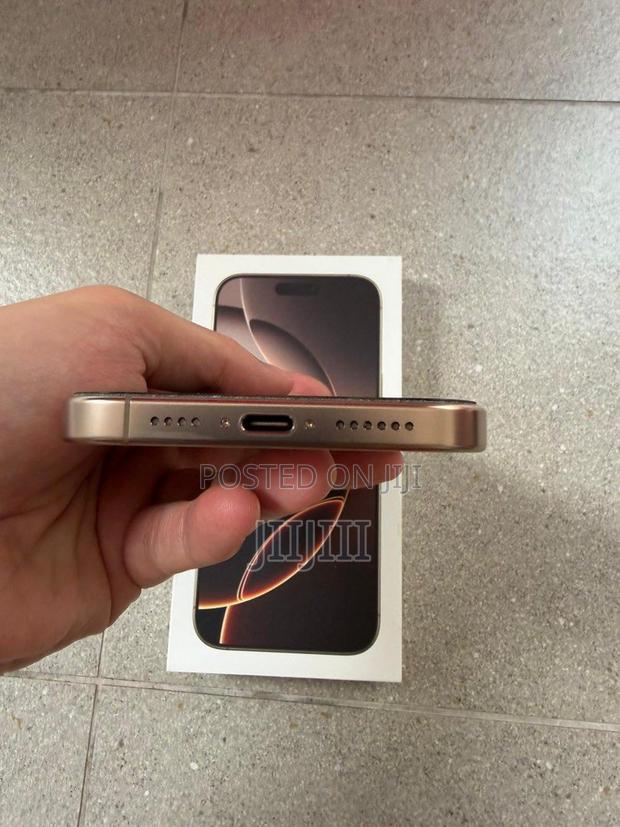 Apple iPhone 16 Pro Max 256 GB Gold · Photo 1