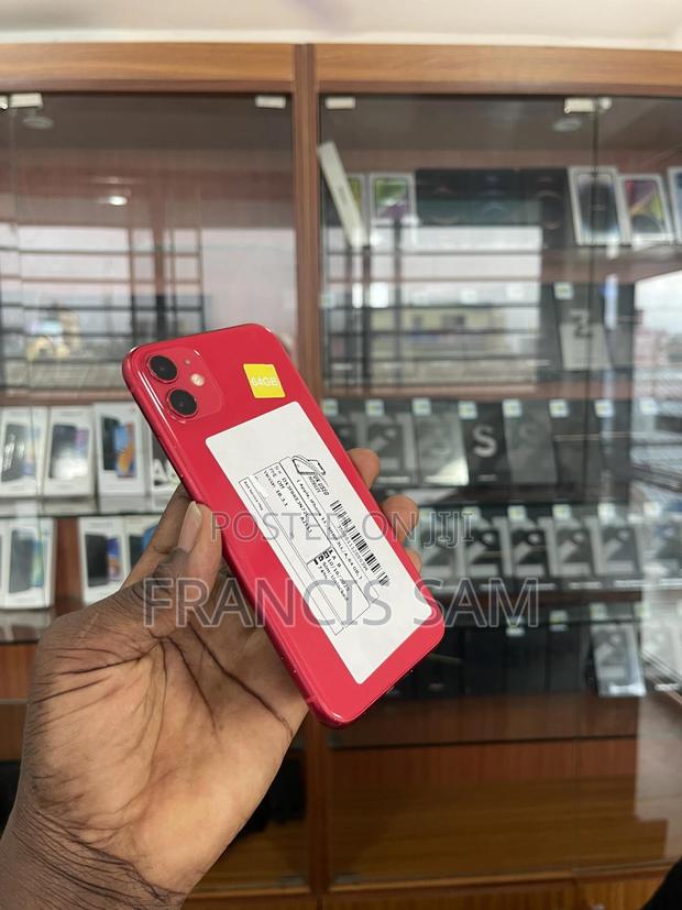 Apple iPhone 11 64 GB Red · Photo 1