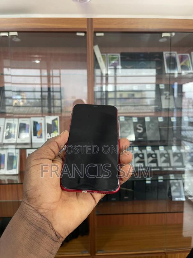 Apple iPhone 11 64 GB Red · Photo 3