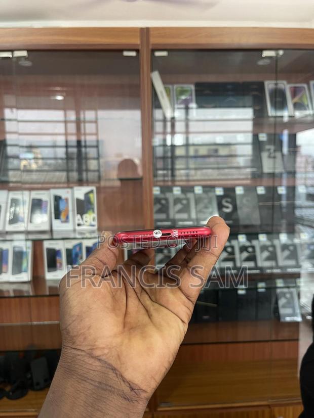 Apple iPhone 11 64 GB Red · Photo 4