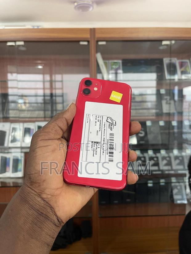 Apple iPhone 11 64 GB Red · Photo 5
