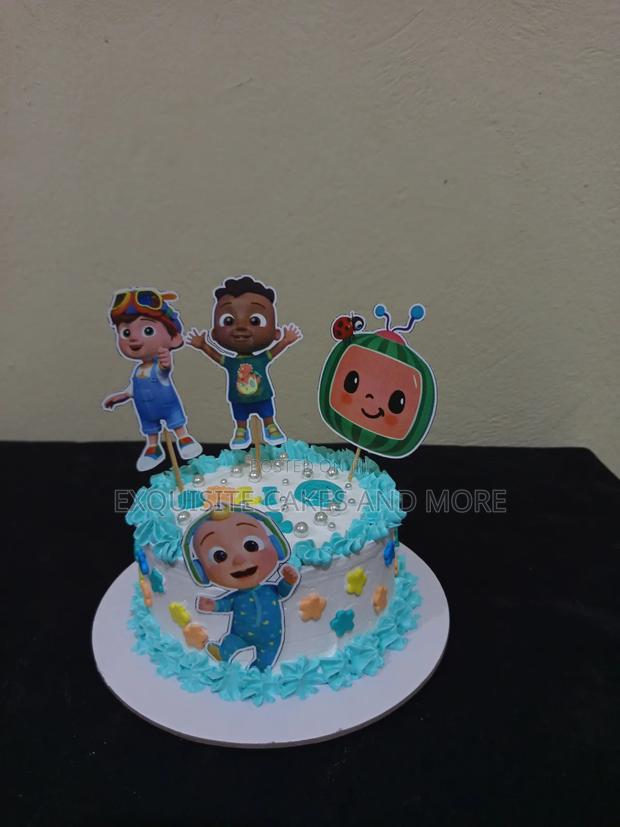 Birthday / Photoshoot Cake · Photo 2