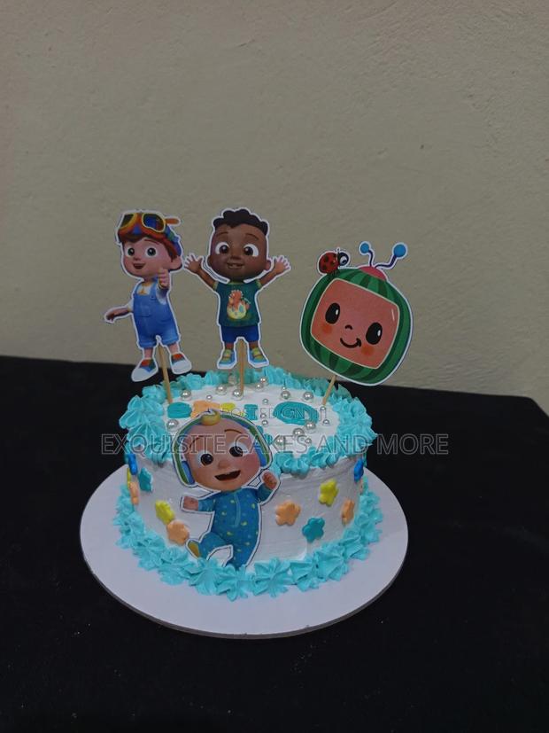 Birthday / Photoshoot Cake · Photo 3