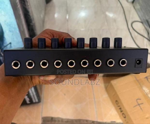 Behringer Microamp Ha800, an 8-Channel Stereo Headphone Amplifier · Photo 2