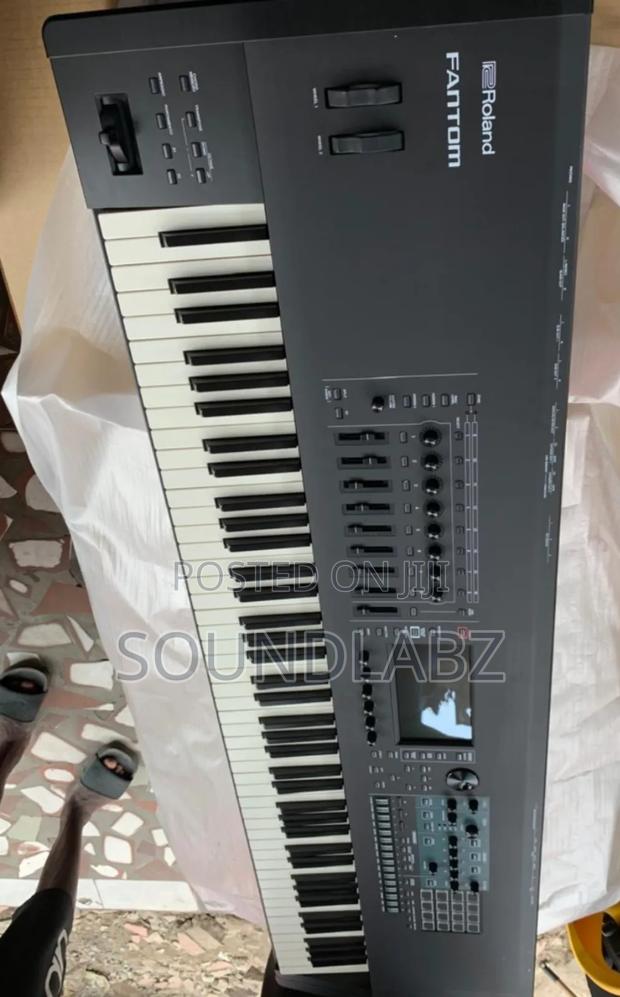 Roland Fanthom 8 Keyboard Synthesizer · Photo 1