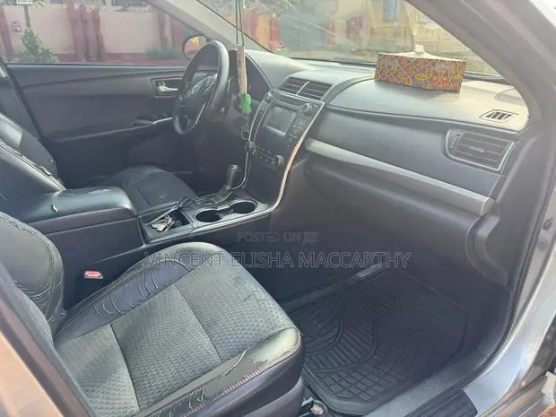 Toyota Camry SE 4dr Sedan (2.5L 4cyl 6A) 2015 Silver · Photo 1