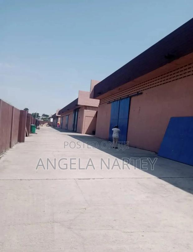 7000 Square Meter Warehouse for Sale at Spintex · Photo 2