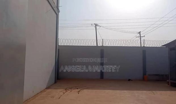 7000 Square Meter Warehouse for Sale at Spintex · Photo 5