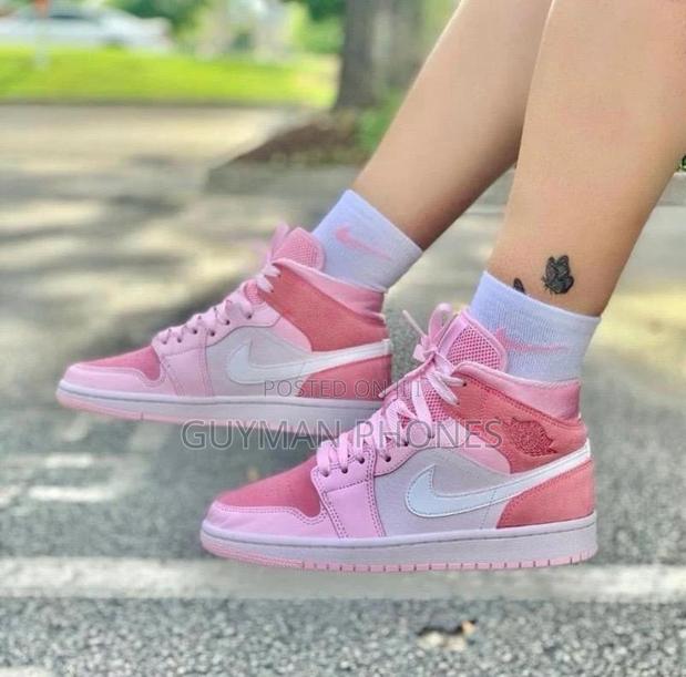 Pink Air Jordan 1 · Photo 2