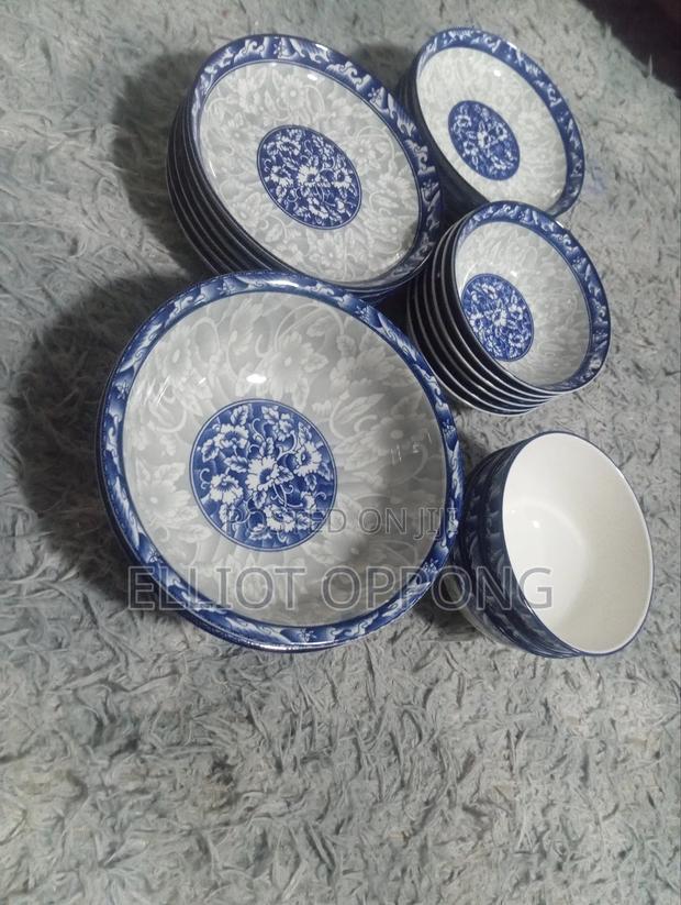 26 Pieces Ceramic Plates · Photo 2