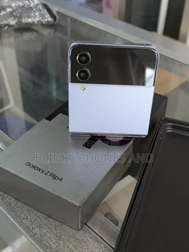 New Samsung Galaxy Z Flip4 256 GB Blue · Photo 1