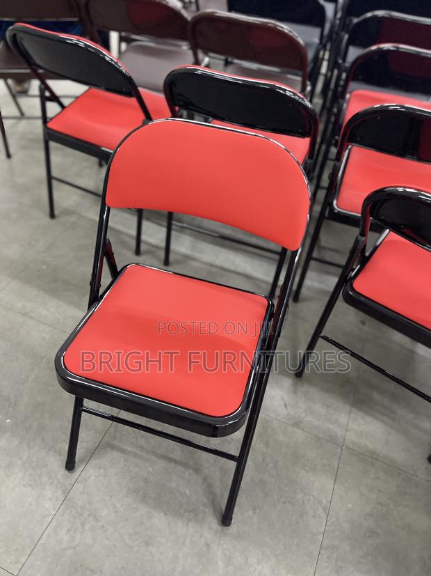 Foldable Conference Chairs in Different Colors · Photo 1