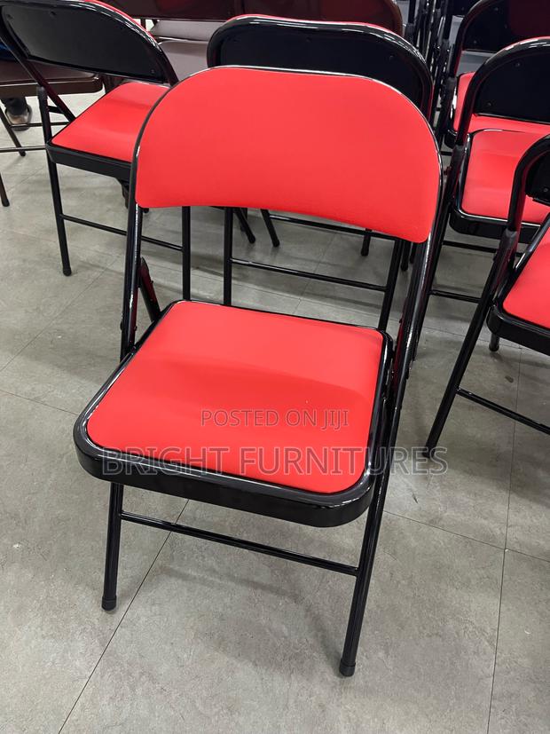 Foldable Conference Chairs in Different Colors · Photo 3