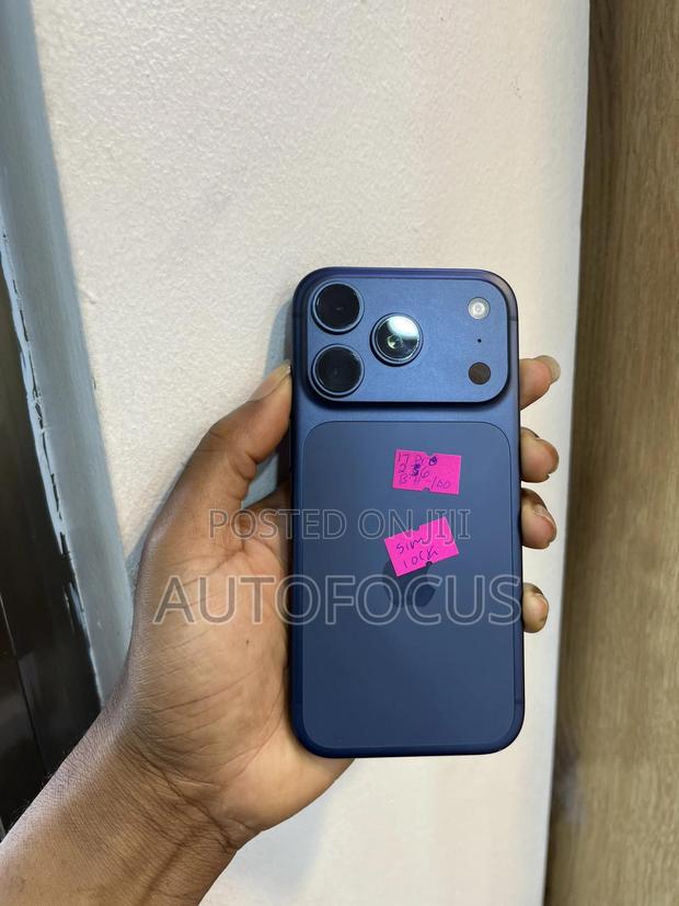 New Apple iPhone 17 Pro 256 GB Blue · Photo 3
