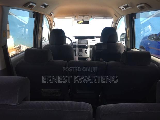 Toyota Voxy 2012 Silver · Photo 8