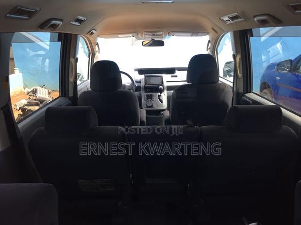 Toyota Voxy 2012 Silver · Photo 5