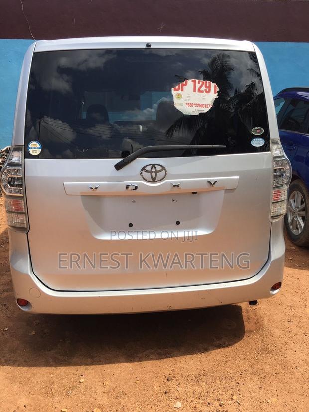 Toyota Voxy 2012 Silver · Photo 6