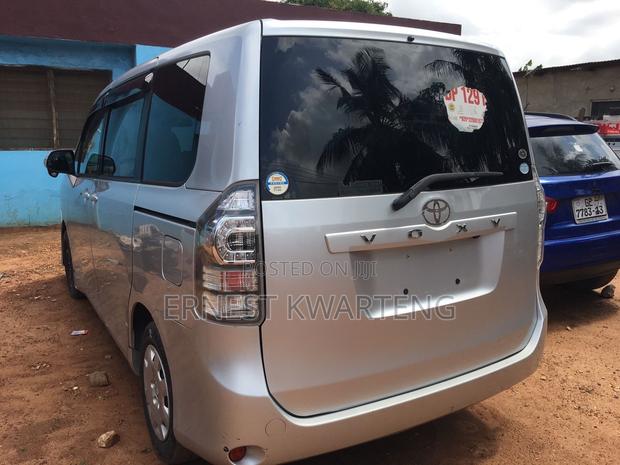 Toyota Voxy 2012 Silver · Photo 2