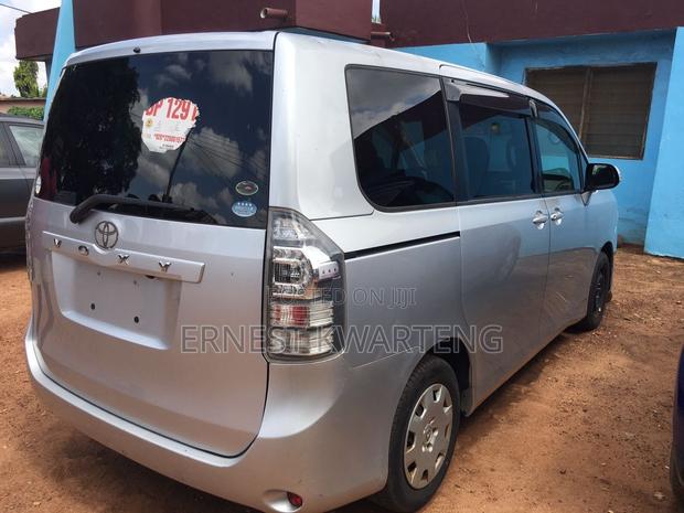 Toyota Voxy 2012 Silver · Photo 7