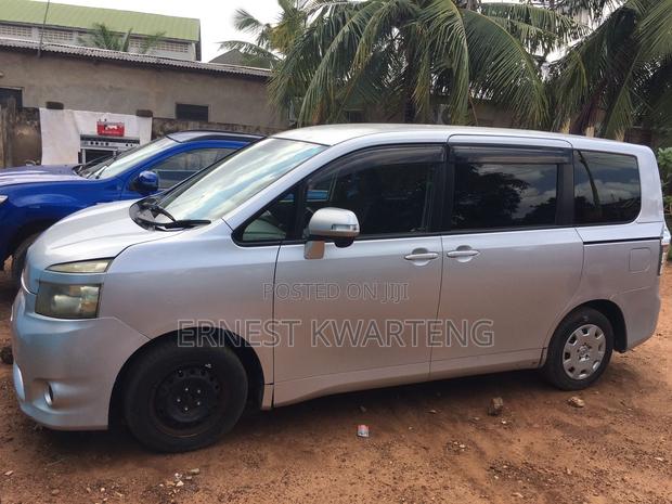 Toyota Voxy 2012 Silver · Photo 3