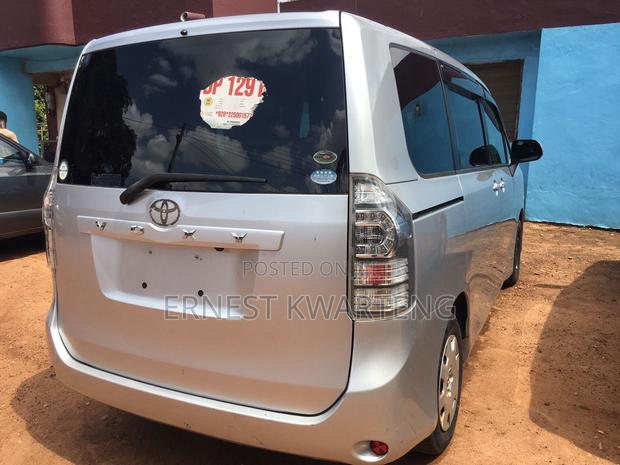 Toyota Voxy 2012 Silver · Photo 1