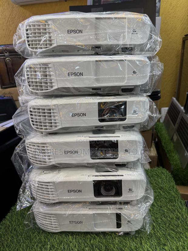 Epson Original Projector 4000 Lumen With Original Remote From Uk · Photo 5