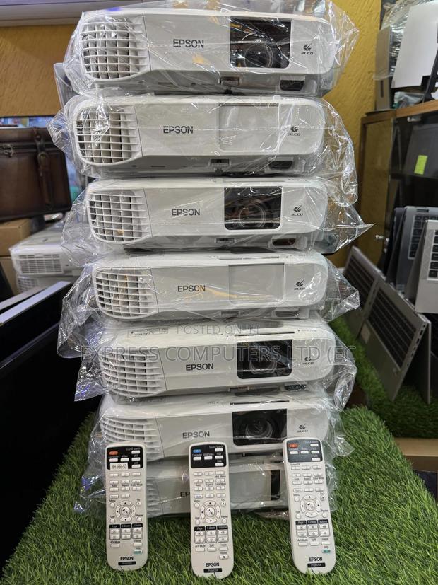 Epson Original Projector 4000 Lumen With Original Remote From Uk · Photo 2
